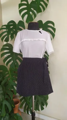 Short saia em risca de giz Tam M e blusa branca Tam M