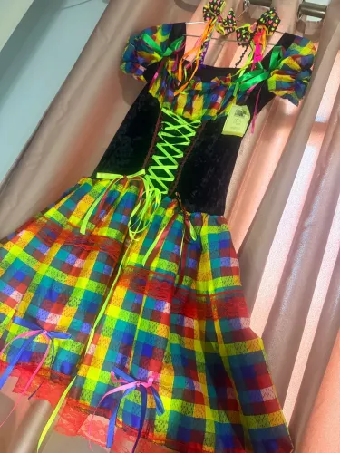 Vestido de festa junina adulto preto com fitas neon corpete em camurça brilhante.
