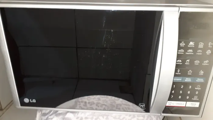 Microondas da LG.ESPELHADO 25 L.antibectericida mata  99,99 %quase novo.
