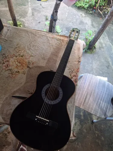 Vende-se violão preto da marca Queen's em perfeito estado com capa e palheta