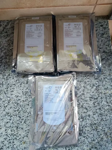 Vendo HD Seagate 600GB 15K.7 Sas St3600057ss 9fn066-031, com gaveta, Novos. Leia.
