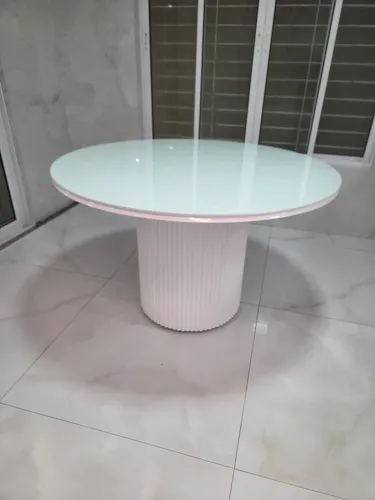 Mesa de Jantar Moderna Sob Medida com Vidro e Base Laqueada