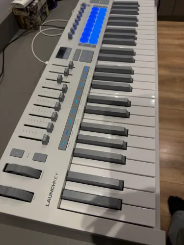 Controlador MIDI USB Launchkey 49 MK4 White