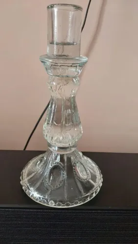 Castiçal de vidro transparente com design vintage e base detalhada. Lindo!!