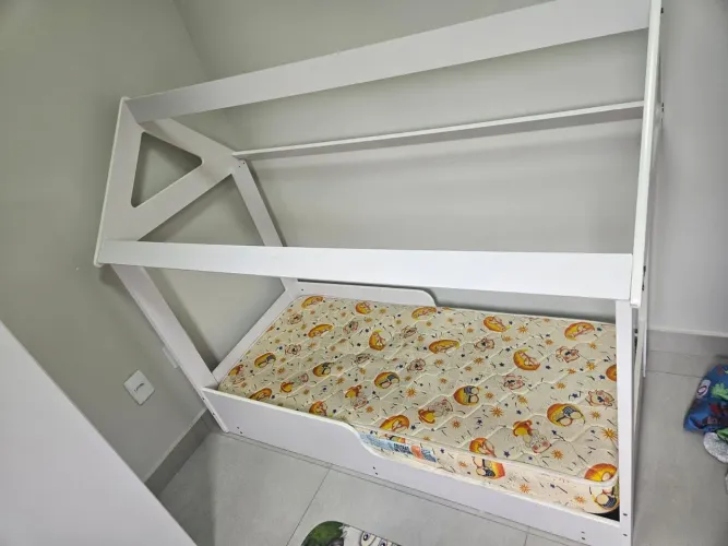 Cama infantil montessoriana com colchão