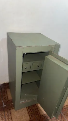 Cofre antigo de ferro, com chave e segredo (preço abaixo para desfazer)