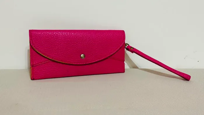 Carteira Feminina Longa Rosa Choque Com Alça De Pulso E Zíper