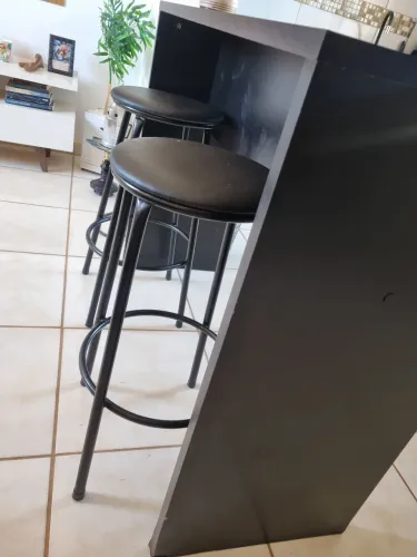Balcão com duas banquetas