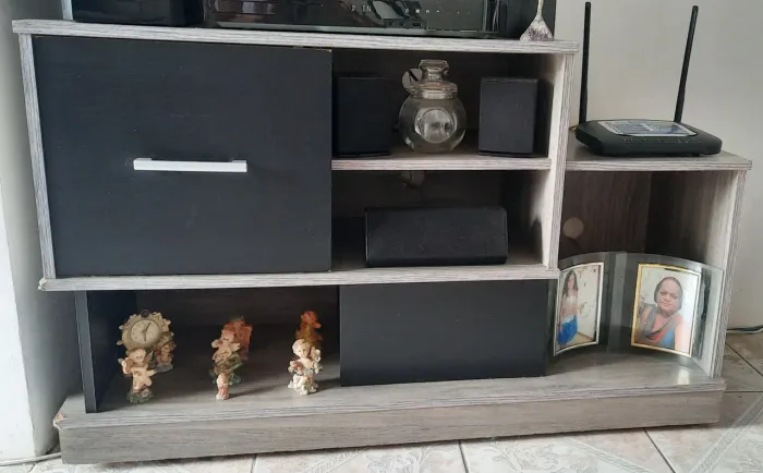 Vendo esse Rack. Tamanhos: 110 de comprimento X 65 de altura.