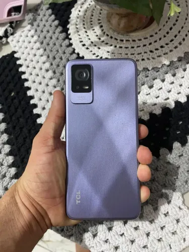 Vendo celular TCL 64GB, com carregador , sem marcas