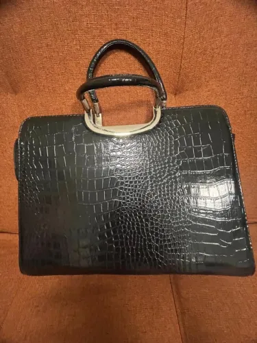 Bolsa preta em material sintético padrão croco