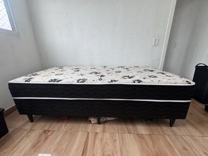 Cama de solteira com colchão embutido