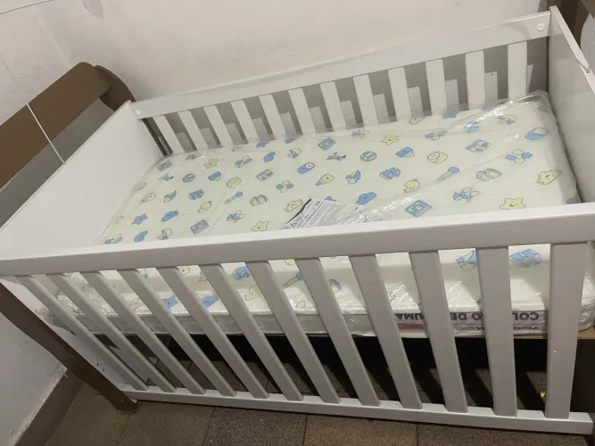 Vendo berço semi novo e colchão novo