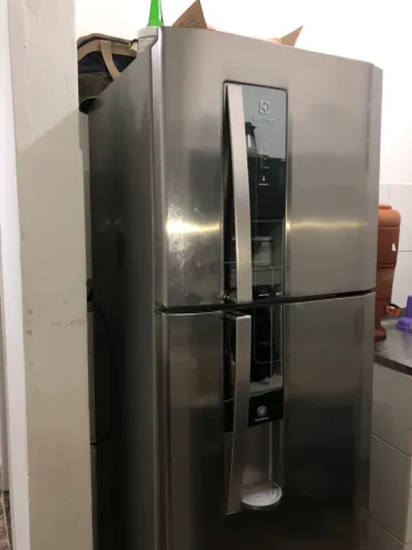 Geladeira funcionando perfeitamente com algumas avarias 