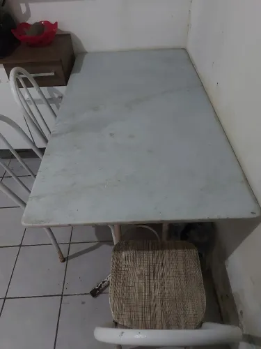 MESA COM TAMPO DE MÁRMORE EXTREMAMENTE GRANDE