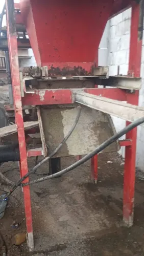 Vendo 140k ou troco 150 máquina de bloco de cimento *0