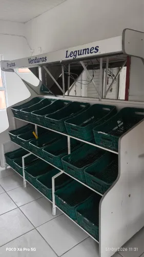 Frutaria completa, expositor, pia, mesa e armário