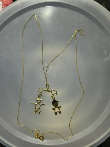 Vendo colar em ouro com 2 pingentes de meninos 