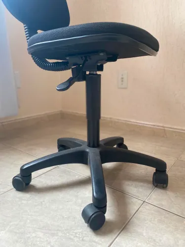 Cadeira com rodinha para escritório - nova