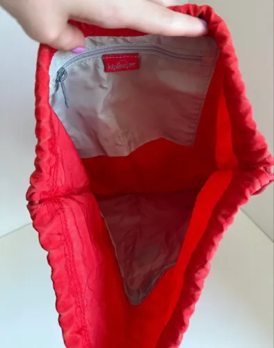 Mochila saco Kipling bem nova acompanha macaquinho