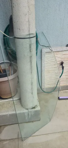 Vendo tampo de mesa de vidro, formato boleada, medida :1m.05cm de comp por 0.60cm de larg