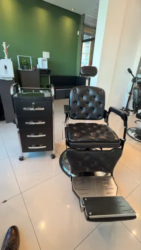 Cadeira Barbearia e carrinho de apoio