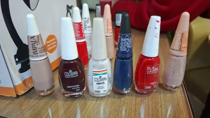 Precisa _ de manicure
