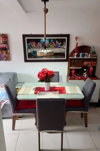 Mesa com quatro cadeiras
