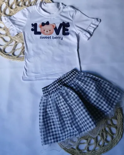 Conjunto Infantil com Saia Xadrez com Sobreposição de Tule.