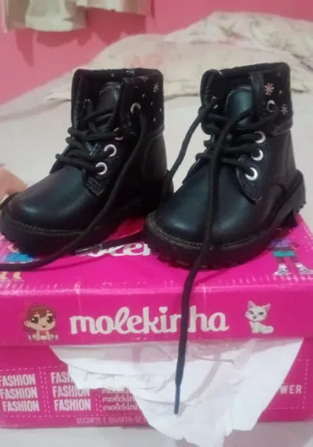 Vende - uma bota infantil nunca usada , número 18