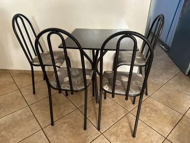 Mesa de 4 cadeiras