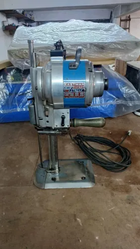 Máquina de cortar tecido