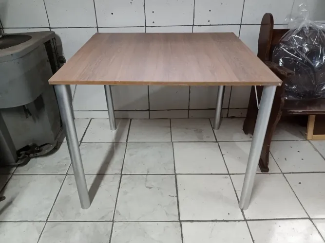Mesa Quadrada com Pés de Metal e Tampa em MDP