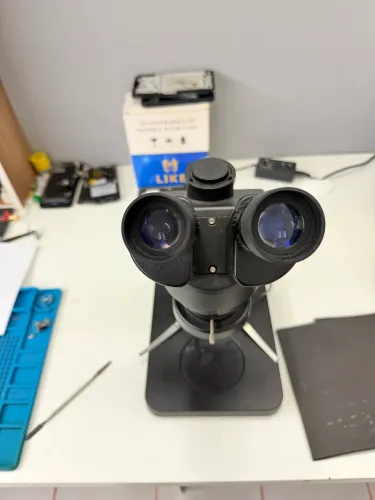 Microscópio tri ocular