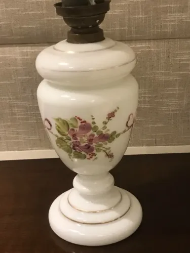 BASE DE ABAJUR ANTIGA VIDRO OPALINO PINTADO À MÃO - FLORAL - RETIRADA NO LOCAL -COPACABANA