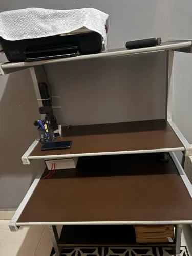 Mesa com suporte para impressora 