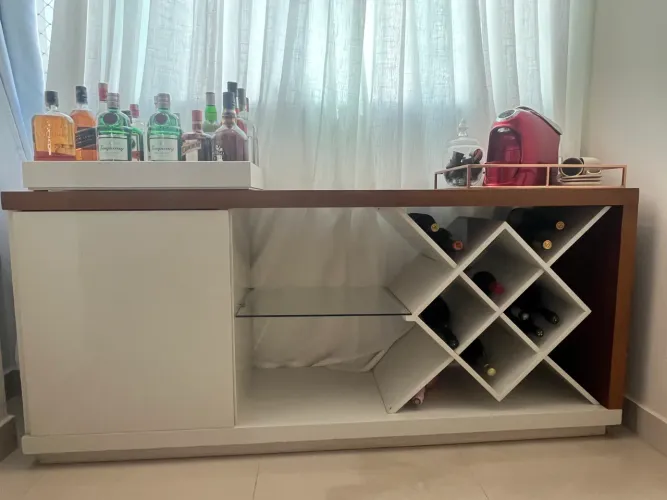 Buffet com adega em madeira maciça com bandeja - com porta e gaveta