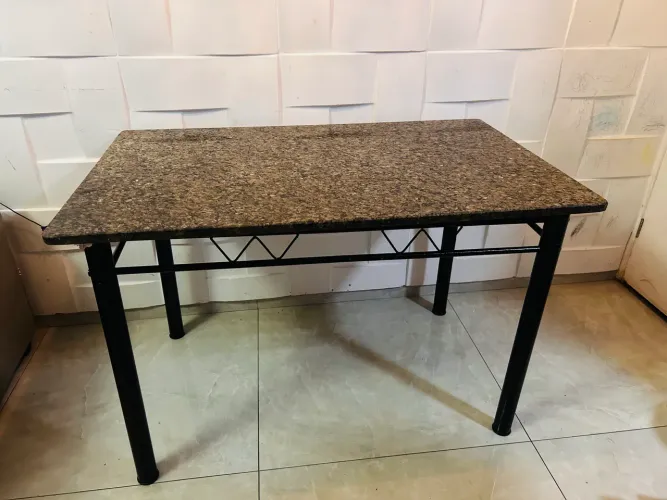 Mesa de Mármore 4 Lugares (Sem as Cadeiras)