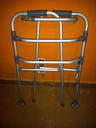 Andador em aluminio com rodinhas