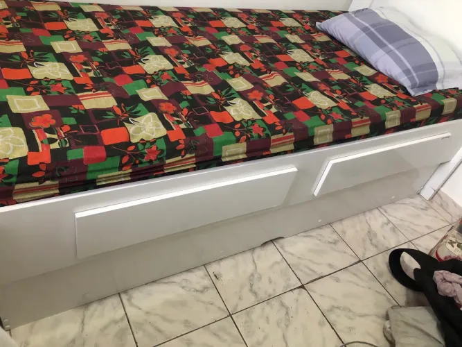 Cama de solteiro que puxa em baixo