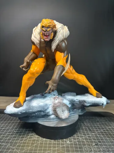 Dente de Sabre Marvel 26cm em Resina - Estátua Decorativa