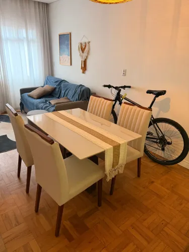 Mesa com tampo de vidro + 4 cadeiras