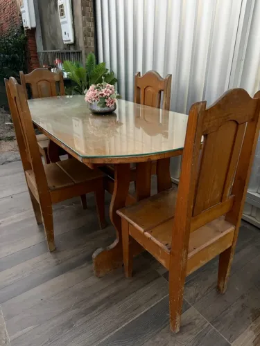 Mesa de madeira com vidro