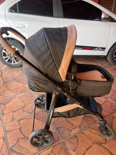 Vendo carrinho de bebê com bebê conforto Galzerano.