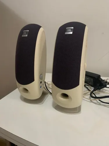 Alto-falantes desktop JBL Platinum Series acompanha fonte e cabo de energia