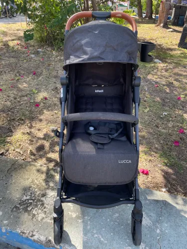 Carrinho de bebê.