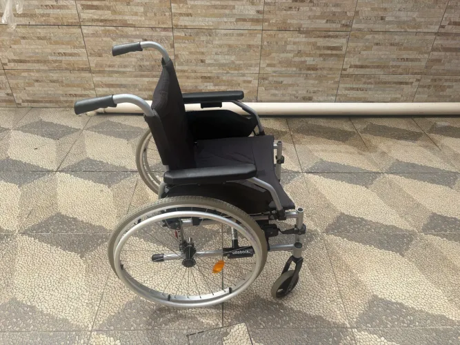 Cadeira de rodas em ótimo estado de conservação 