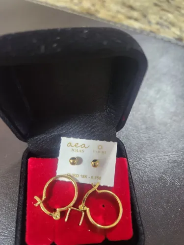 2 pares de brincos 18 k, argolas finas pequenas e um par bolinhas peq.ouro,segundo furos