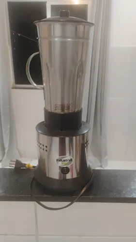 Liquidificador industrial,2 litros,em perfeito estado, whatsapp *