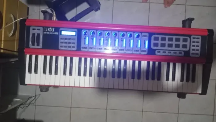 Controlador Midi Kolt Kontrolkey 61 Pro com aftertouch, pega pedal de sustain e expressão